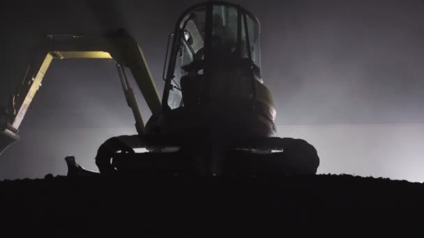Vehículo Excavador Hidráulico Sobre Una Pila Tierra — Vídeo de stock
