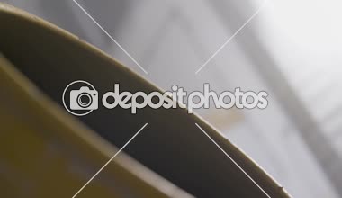 Kum bir kürekle beton karıştırıcı ekleme