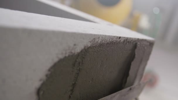 Frischer Beton Auf Eine Ziegelmauer Auftragen — Stockvideo