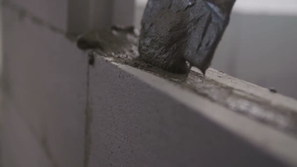 混凝土在砖铲上的应用 — 图库视频影像