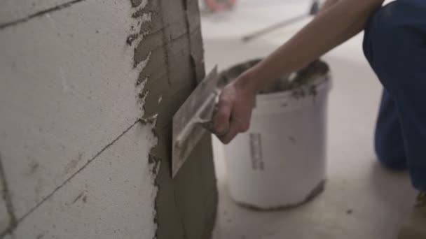 Appliquer Béton Frais Sur Mur Briques — Video