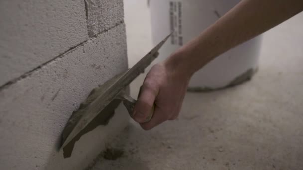 フロートをレンガの壁にコンクリートを適用します — ストック動画