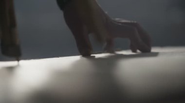 Bir çift bir pergel inşaat işçisi kullanır