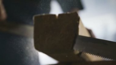 Adam ahşap bir testere ile kesme