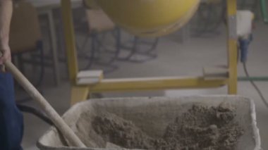 Adam kum beton karıştırıcı içine ekleme