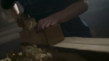 Adam ahşap tahta taşlama