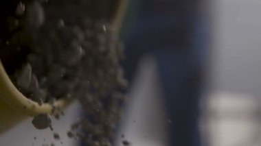 Bir el arabası içine dökme beton