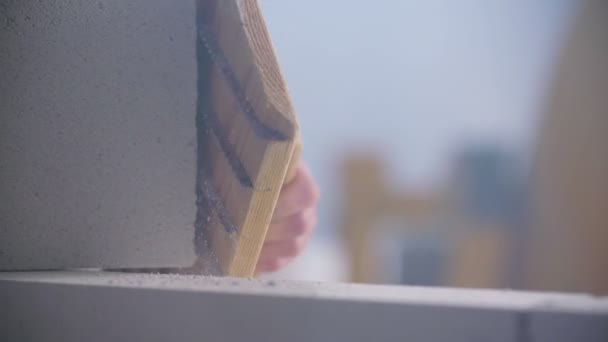 Człowiek Jest Polerowanie Cegły — Wideo stockowe