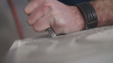  Bir makine ile oyma taş heykel