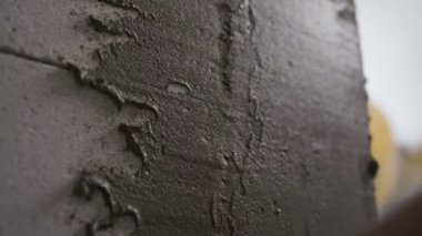 Taze beton tuğla duvar koyarak