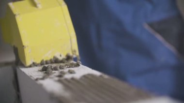 Taze beton bir mala dağıtıcı ile Yayilim