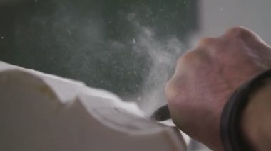 Bir çekiç ile heykel oyma taş