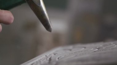 Bir çekiç ile heykel taş