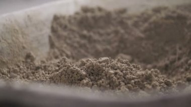 Bir kürek üzerinden bir el arabası ile alarak kum