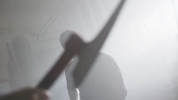 女人用斧头砍木头 — 图库视频影像