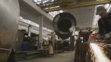  Adam bir fabrikada kaynak