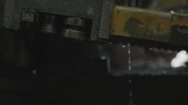 Robot kaynak, etrafında kıvılcımlar paylamak