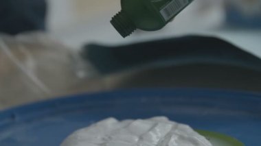 Beyaz ve yeşil renkleri karıştırma 