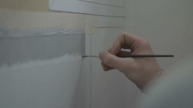 Bir duvara fırça ile boyama 