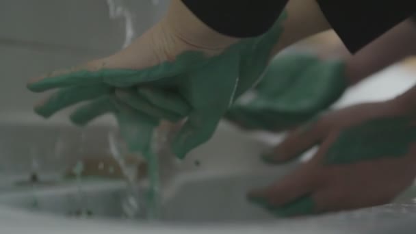 Мытье Зеленых Окрашенных Рук — стоковое видео