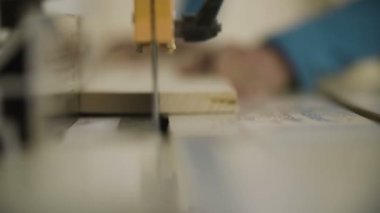  Tablo ile ahşap tahta testere gördüm