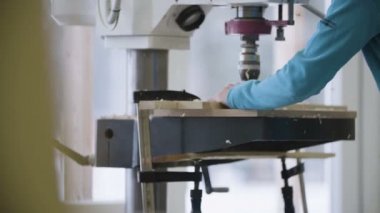 Bir delik matkap makinesi kullanma