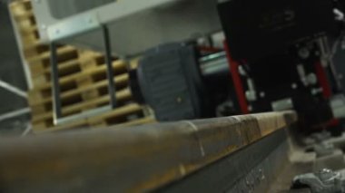 Bir fabrikada raylar üzerinde taşıma