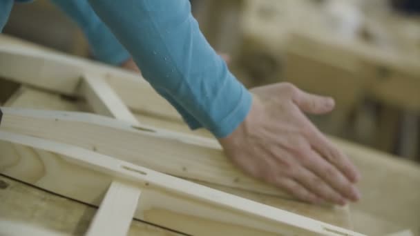 Hombre Está Construyendo Trozos Madera — Vídeo de stock