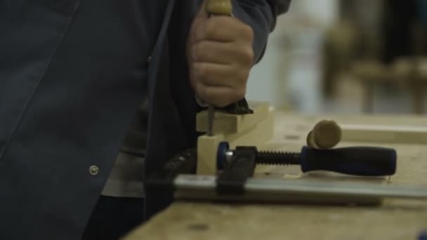 Jongeman Het Boren Van Een Gat Een Plank — Stockvideo