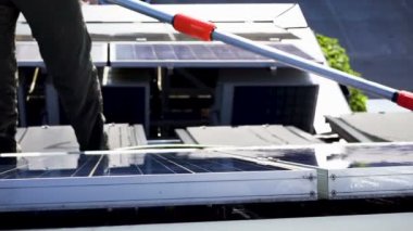 Adam güneş panelleri yıkıyor