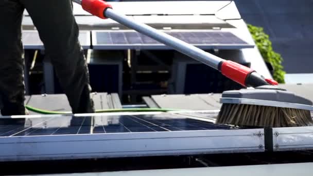 Hombre Está Limpiando Paneles Solares Techo — Vídeo de stock