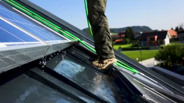 Trabalhador Está Lavando Painéis Solares — Vídeo de Stock