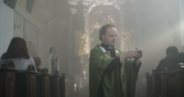 Sigara Thurible Ile Yürüyen Bir Kilisede Rahip — Stok video