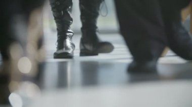 İnsanlar yürüyor, yakın çekim