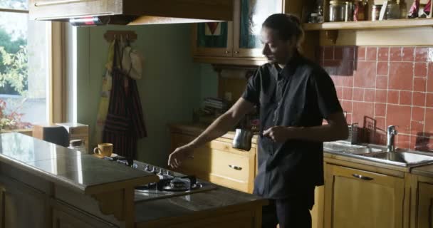 Homme Maison Faisant Café Sur Une Cuisinière Gaz — Video