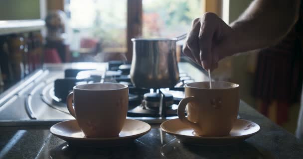 Mano Hombre Revolviendo Taza Café Con Cuchara Plata — Vídeos de Stock