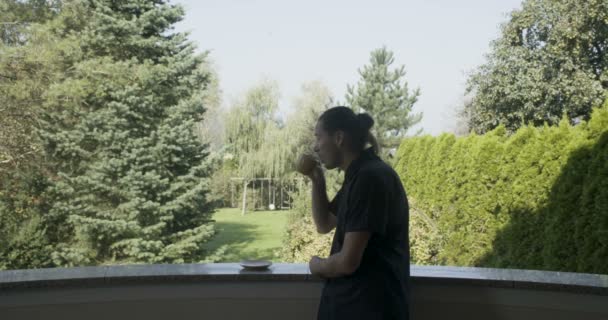 Verse Koffie Drinken Een Balkon Man — Stockvideo