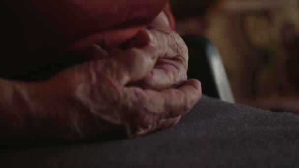 Oude Vrouw Haar Handen Bij Elkaar Houden — Stockvideo
