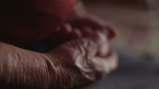 老太婆皱巴巴的手 — 图库视频影像