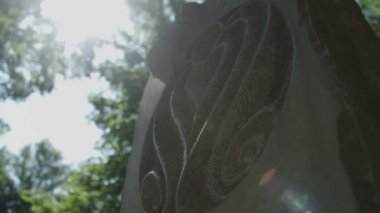 Doğada taştan yapılmış heykeli