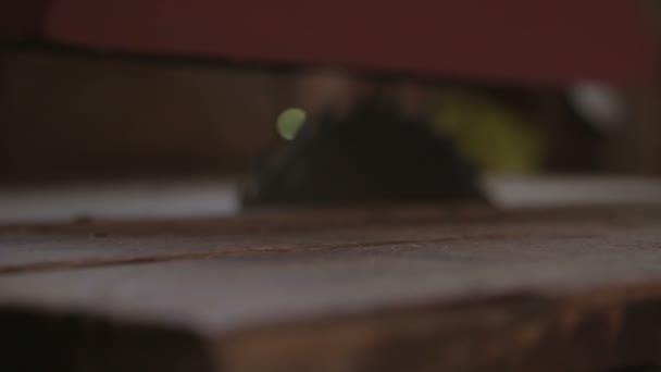 Une vieille tronçonneuse de table 