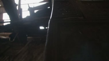 Şömineli terk edilmiş evde