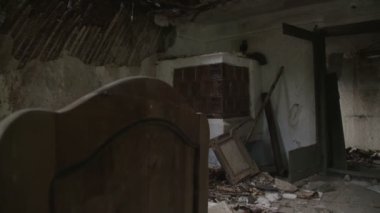 Eski terk edilmiş tozlu ev