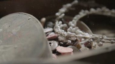  Düşen toz ile terk edilmiş şeyler