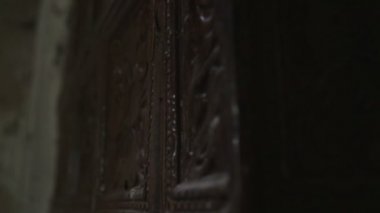 Terk edilmiş evde eski şömine  