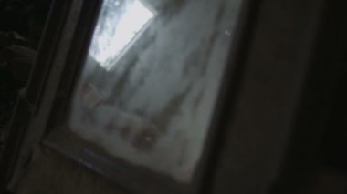  Eski bir ev aynada yansıması