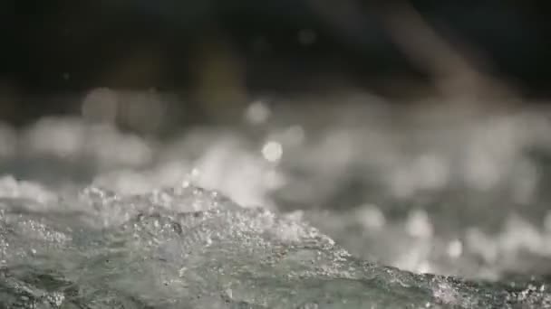 スローモーションのクローズ アップを急速な水 — ストック動画