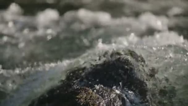 Schnelles Wasser Das Über Felsen Fließt — Stockvideo