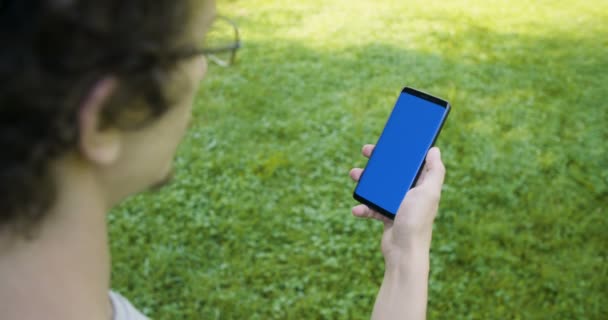 Man Holding Smart Phone Blue Screen — Stock Video