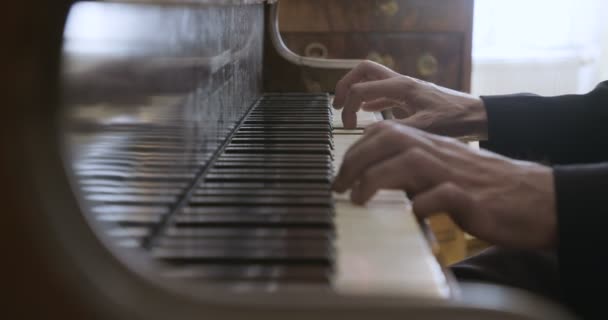 Två Händer Spela Piano — Stockvideo